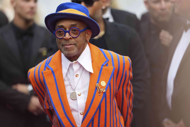 ARCHIVO - El director Spike Lee viste un traje naranja y azul en el estreno de la película Highest 2 Lowest en el 78º festival internacional de cine, Cannes, sur de Francia, el 19 de mayo de 2025. (Foto Lewis Joly/Invision/AP, archivo)