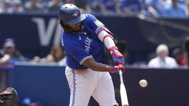 Vladimir Guerrero Jr. de los Azulejos de Toronto conecta un jonrón ante los Padres de San Diego, el jueves 20 de julio de 2023. (Chris Young/The Canadian Press vía AP)