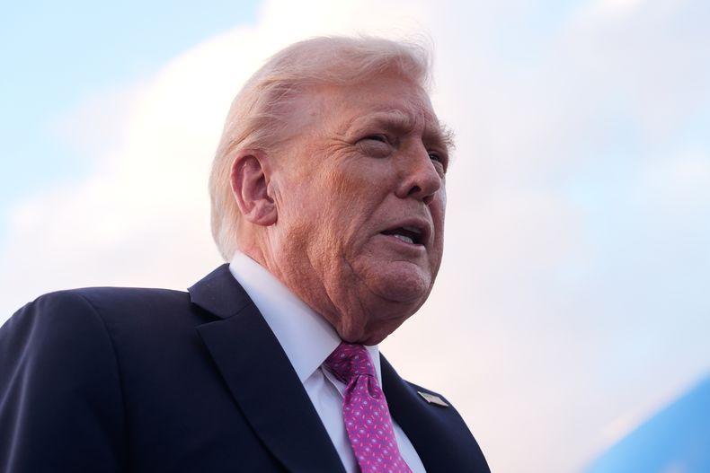 El presidente Donald Trump habla con periodistas tras su llegada en el Air Force One al Aeropuerto Internacional de Palm Beach, el viernes 17 de octubre de 2025, en West Palm Beach, Florida. (AP Foto/Mark Schiefelbein).