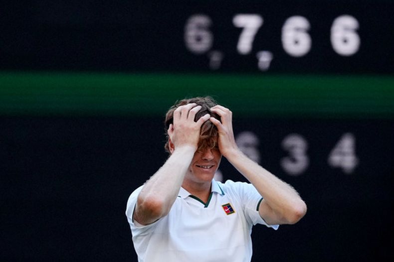 ARCHIVO - Jannik Sinner reacciona tras vencer a Alexander Zverev en la final masculina de Wimbledon, el domingo 12 de julio de 2025, en Londres. (AP Foto/Kirsty Wigglesworth)