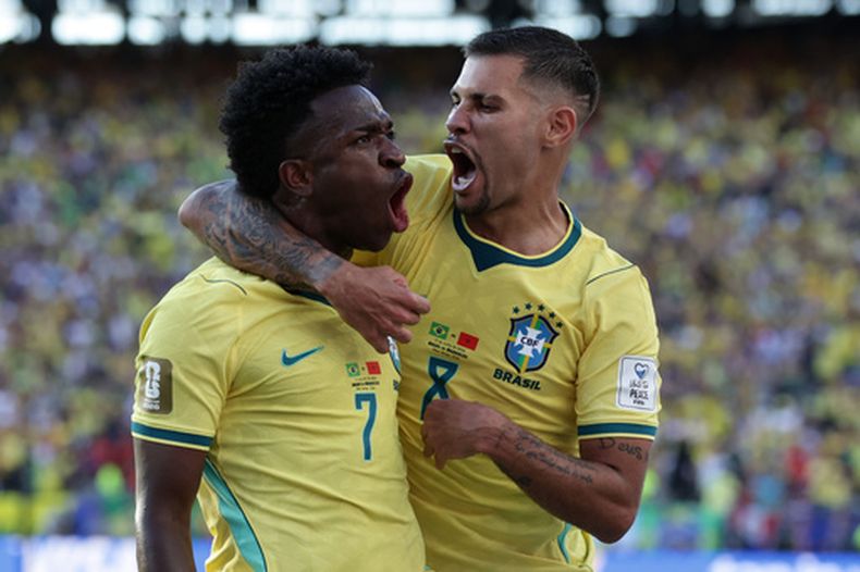 Vinícius Júnior (7) celebra con Bruno Guimaraes (8) tras marcar el gol de Brasil en el empate 1-1 contra Marruecos en el Grupo C del Mundial, el sábado 13 de junio de 2026, en East Rutherford, Nueva Jersey. (AP Foto/Matt Slocum)