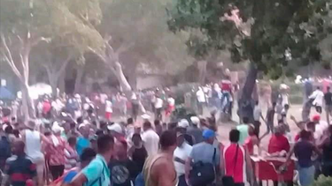 bronca en la pelota cubana termina en una rina tumultuaria en las calles de santiago de cuba