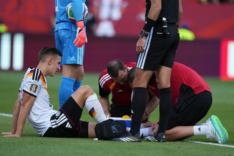 El alemán Nico Schlotterbeck recibe tratamiento tras sufrir una lesión en el partido contra Costa de Marfil, el sábado 20 de junio de 2025, en Toronto. (AP Foto/Stephanie Scarbrough)