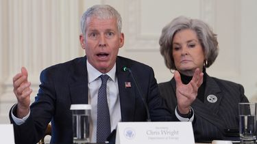 ARCHIVO - El secretario de Energía, Chris Wright, habla mientras la jefa de gabinete de la Casa Blanca, Susie Wiles, escucha durante una reunión con el presidente Donald Trump y ejecutivos petroleros en el Salón Este de la Casa Blanca, el viernes 9 de enero de 2026, en Washington. (Foto AP/Evan Vucci, archivo)