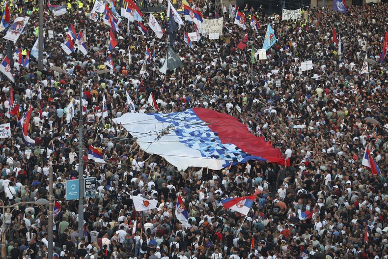 Una multitud asiste a una gran protesta antigubernamental en Belgrado, Serbia, el sábado 28 de junio de 2025. (AP Foto/Marko Drobnjakovic)