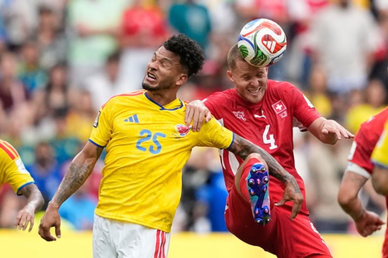 Luis Suárez, de Colombia, disputa un balón con Nico Elvedi, de Suiza, en el duelo de octavos de final de la Copa del Mundo, disputado el martes 7 de julio de 2026 en Vancouver, Canadá (AP Foto/Lindsey Wasson)