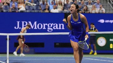 La filipina Alexandra Eala celebra al ganar un punto ante la estadounidense Iva Jovic en el Abierto de Estados Unidos el sábado 5 de septiembre del 2026. (AP Foto/Frank Franklin II)
