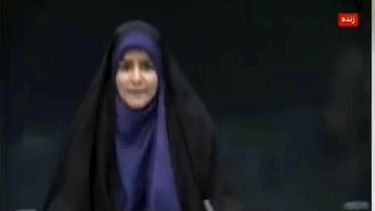 Este fotograma extraído de un video difundido por la televisión estatal iraní muestra a la presentadora Sahar Emami en medio de una explosión provocada por un ataque israelí durante una transmisión en directo, el 16 de junio de 2025, en Teherán, Irán. (Televisión estatal iraní, IRINN vía AP)