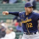 ARCHIVO - En foto del primero de marzo del 2023, el relevista panameño Javy Guerra de los Cerveceros de Milwaukee lanza en la tercera entrada del juego de exhibición ante los Angelinos de Los Ángeles. El sábado 29 de abril del 2023, Guerra vuelve a los Rays en un canje con Cerveceros. (AP Foto/Morry Gash, Archivo)