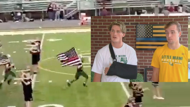 dos estudiantes de un high school fueron suspendidos y luego readmitidos por portar una bandera en apoyo a la policia en un juego de footbal