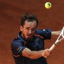 Daniil Medvedev devuelve ante Aslan Karatsev en el Abierto de Madrid, el martes 2 de mayo de 2023. (AP Foto/Manu Fernández)