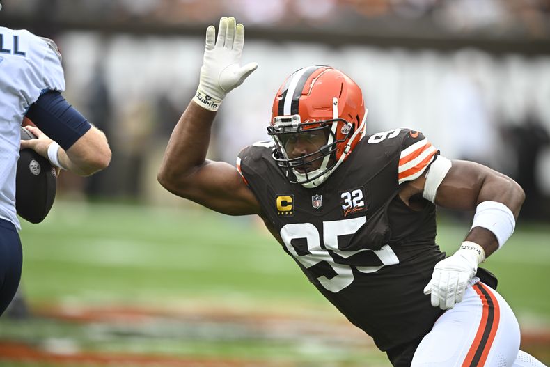 El defensive end de los Browns de Cleveland Myles Garrett va tras el quarterback de los Titans de Tennessee Ryan Tannehill en la primera mitad del partido del domingo 24 de septiembre de 2023, en Cleveland. (AP Foto/David Richard)