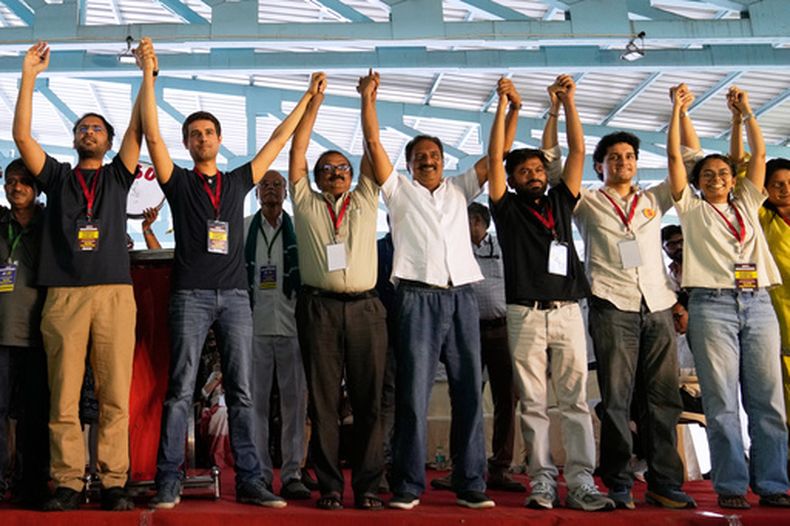 El influencer y activista indio Dhruv Rathee, segundo por la izquierda, y el actor indio Prakash Raj, cuarto por la izquierda, el fundador del Partido Janta Cucaracha Abhijeet Dipke, quinto por la izquierda, y otros partidarios unen las manos durante una protesta para pedir la renuncia del responsable electoral de India, Gyanesh Kumar, en Bangalore, India, el jueves 8 de octubre de 2026. (AP Foto/Aijaz Rahi)