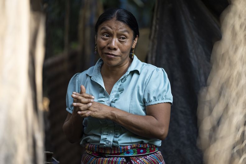 ARCHIVO - Thelma Cabrera, aspirante presidencial por el Movimiento para la Liberación de los Pueblos, MLP, durante una entrevista en su casa en El Asintal, Guatemala, el 13 de marzo de 2023. La Corte de Constitucionalidad de Guatemala anunció el martes 2 de mayo de 2023 que negó el recurso de apelación presentado por el MLP con el que pretendía revertir la negativa del Tribunal Electoral a la inscripción de la candidatura de Cabrera. (AP Foto/Moisés Castillo, Archivo)