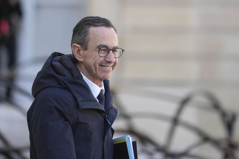 ARCHIVO – El ministro francés del Interior, Bruno Retailleau, sale de la reunión seminal del Gabinete, el miércoles 19 de marzo de 2025 en el Palacio del Elíseo, en París. (AP Foto/Thibault Camus, Archivo)
