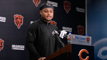 El esquinero de los Bears de Chicago, Coby Bryant, habla durante una conferencia de prensa en el campamento de entrenamiento de fútbol americano del equipo, el miércoles 29 de julio de 2026, en Lake Forest, Illinois. (Foto AP/Nam Y. Huh)