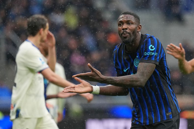 Marcus Thuram, del Inter de Milán, reacciona durante el juego de fútbol de la Serie A entre el Inter de Milán y el Atalanta en Milán, Italia, el sábado 14 de marzo de 2026. (Foto AP/Antonio Calanni)