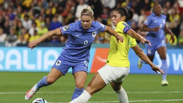 La francesa Eugenie Le Sommer pelea por el balón con la brasileña Rafaelle en el encuentro del Grupo F de la Copa Mundial femenina en Brisbane, Australia el sábado 29 de julio del 2023. (AP Foto/Tertius Pickard)