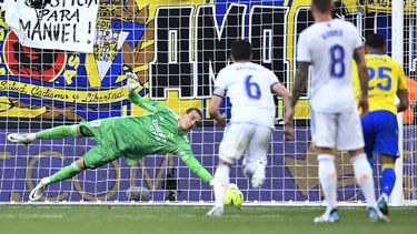 El Sevilla asegura plaza Champions, el Barça cierra segundo
