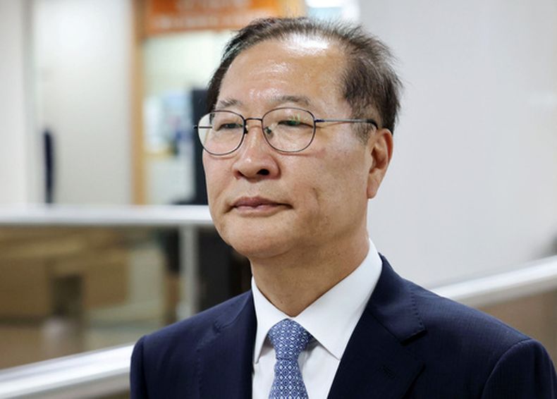 El exministro surcoreano de Justicia Park Sung-jae llega para su juicio a la Corte del Distrito Central de Seúl, en Corea del Sur, el lunes 22 de junio de 2026. (Kim Ju-hyung/Yonhap via AP)