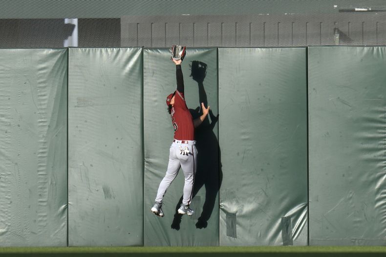 El jardinero central de los Diamondbacks de Arizona Alek Thomas atrapa un flyout de Wilmer Flores, de los Gigantes de San Francisco, en el primero inning del juego de la MLB que enfrentó a ambos equipos, el 31 de julio de 2023, en San Francisco. (AP Foto/Godofredo A. Vásquez)
