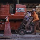 ARCHIVO - Trabajadores de construcción mueven equipos el 17 de enero de 2023, en Nueva York. (AP Foto/Andres Kudacki, Archivo)