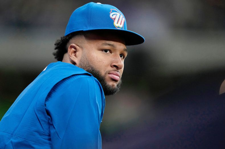 ARCHIVO - Jackson Chourio observa desde el dugout durante la sexta entrada del juego de béisbol de Grandes Ligas contra los Nacionales de Washington, el viernes 10 de abril de 2026, en Milwaukee. (AP Foto/Kayla Wolf, Archivo)