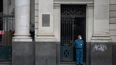 chile comienza a bajar sus cifras de contagios pero teme el colapso en centros hospitalarios