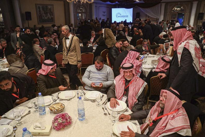 Participantes en una conferencia de diálogo nacional, se reúnen en el hotel Dama Rose en Damasco, Siria, el 24 de febrero de 2025. (AP Foto/Omar Albam)