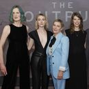 Amy Liptrot, Saoirse Ronan, Saskia Reeves, Nora Fingscheidt y Paapa Essiedu posan a su llegada para la proyección de la película The Outburn el miércoles 18 de septiembre de 2024 en Londres. (Foto Vianney Le Caer/Invision/AP)