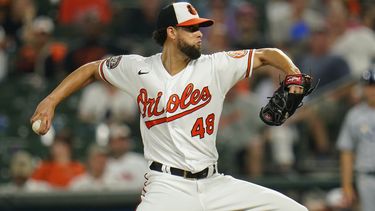 Mellizos reciben a cerrador Jorge López en canje con Orioles