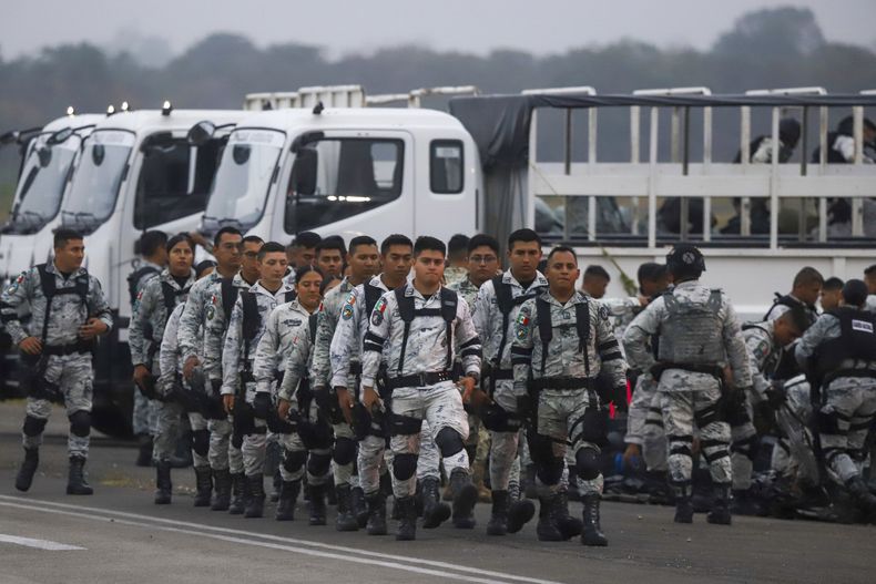 Elementos de la Guardia Nacional de México se preparan para abordar un avión en el Aeropuerto Internacional de Mérida, en México, el martes 4 de febrero de 2025, para viajar hacia el norte para reforzar la seguridad en la frontera norte del país con Estados Unidos. (AP Foto/Martin Zetina)