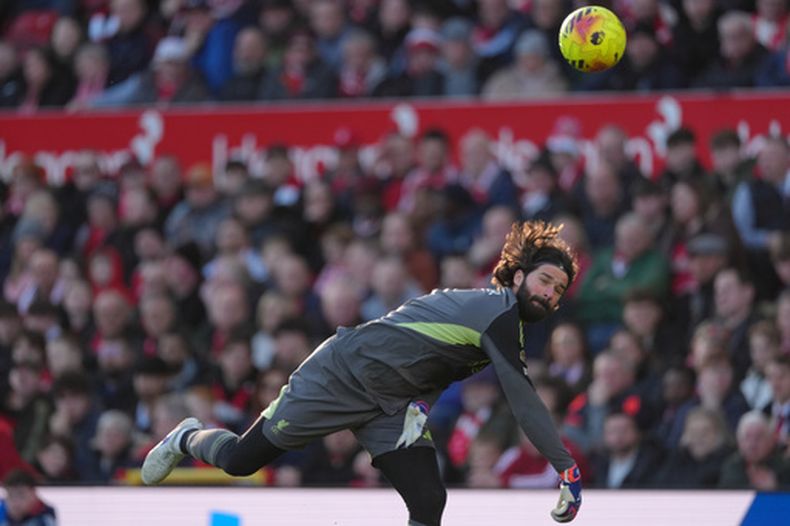 El arquero de Liverpool Alisson despeja el balón en el partido contra Nottingham Forest en la Liga Premier, el domingo 22 de febrero de 2026, en Nottingham. (AP Foto/Dave Shopland)
