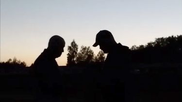 Esta imagen de un video distribuida el 19 de julio de 2023 parece mostrar al jefe de mercenarios rusos Yevgeny Prigozhin, izquierda, por primera vez desde que encabezó una efímera rebelión en junio. El video borroso en el que aparentemente habla con soldados en Bielorrusia fue publicado en un canal de mensajes vinculado con la compañía de mercenarios Wagner de Prigozhin. (AP Foto)