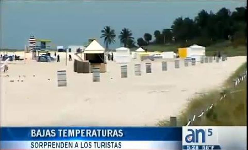 Tremendo el frío que se ha sentido durante todo el día en Miami Beach. Ante tales temperaturas, muchos turistas se vieron en la necesidad de cambiar sus trajes de baños por ropa invernal.