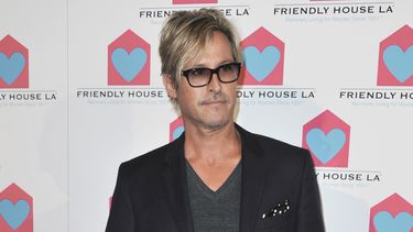 ARCHIVO - Charlie Colin en el 24o almuerzo anual de premiación de Friendly House Los Angeles el 26 de octubre de 2013 en Los Angeles. Colin, bajista y fundador de la banda de pop-rock Train ha muerto. Tenía 58 años. (Foto Richard Shotwell/Invision/AP, archivo)