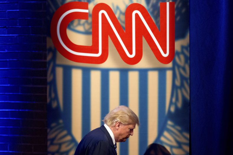 ARCHIVO - El entonces candidato republicano a la presidencia Donald Trump llega para un evento público de CNN en la Universidad de Carolina del Sur, en Columbia, Carolina del Sur, el 18 de febrero de 2016. (AP Foto/Andrew Harnik, archivo)