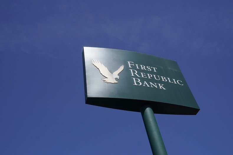 ARCHIVO - Un letrero de una sucursal del First Republic Bank se erige el martes 25 de abril de 2023 en San Francisco. (AP Foto/Jeff Chiu, archivo)