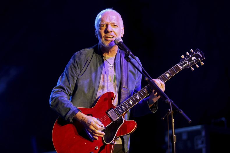 ARCHIVO - Peter Frampton canta durante el Finale - The Farewell Tour en el Huntington Bank Pavilion de Chicago, el domingo 28 de julio de 2019. (Foto por Rob Grabowski/Invision/AP, Archivo)
