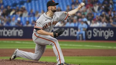 El abridor de los Gigantes de San Francisco Alex Wood lanza en la segunda entrada del juego ante los Azulejos de Toronto el martes 27 de junio del 2023. (Andrew Lahodynskyj/The Canadian Press via AP)
