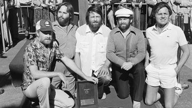 Los miembros de The Beach Boys, de izquierda a derecha, Mike Love, Carl Wilson, Brian Wilson, Al Jardine y Bruce Johnston, posan con su estrella en el Paseo de la Fama de Hollywood, durante una ceremonia en Los Ángeles el 30 de diciembre de 1980. (Foto AP/Lennox McLendon, File)