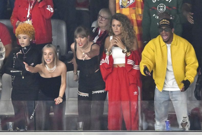 Ice Spice, de izquierda a derecha, Ashley Avignone, Taylor Swift y Blake Lively reaccionan durante la primera mitad del Super Bowl 58 de la NFL entre los 49ers de San Francisco y los Chiefs de Kansas City el domingo 11 de febrero de 2024, en Las Vegas. Donna Kelce ve el partido tras ellas. (Foto AP/David Becker)