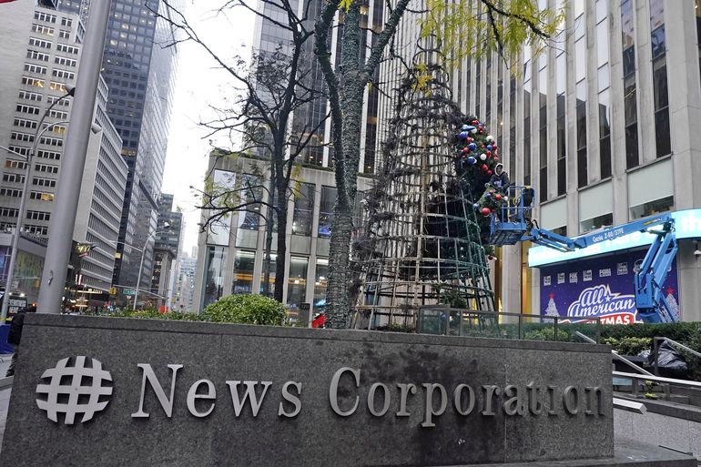Hombre incendia el árbol navideño de Fox News en Nueva York