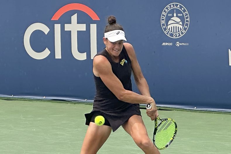 La estadounidense Jennifer Brady hace una devolución de revés ante la ucraniana Anhelina Kalinina, en la primera ronda del Abierto de Washington, el martes 1 de agosto de 2023 (AP Foto/Howard Fendrich)