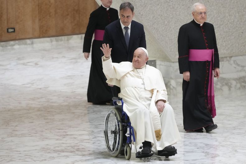 Papa Francisco se reúne con peregrinos y participa en el jubileo de 2025 en la sala Pablo VI del Vaticano, el sábado 11 de enero de 2025. (AP Foto/Gregorio Borgia)