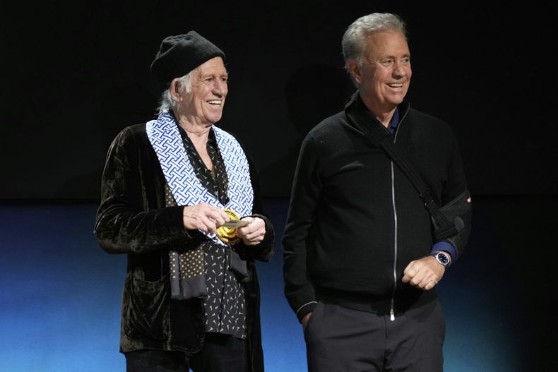 Keith Richards, izquierda, y el gobernador de Connecticut, Ned Lamont, sonríen durante una ceremonia de presentación del primer Premio a la Excelencia del Gobernador de Connecticut, el miércoles 5 de marzo de 2025, en Westport, Connecticut. (AP Foto/Seth Wenig)