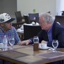 El senador demócrata Chris Van Hollen, derecha, habla con Kilmar Ábrego García --un salvadoreño que vivía en Maryland y fue deportado a El Salvador por el gobierno del presidente Donald Trump-- en el restaurante de un hotel el jueves 17 de abril de 2025, en San Salvador, El Salvador. (Oficina de Prensa del senador Van Hollen, vía AP)
