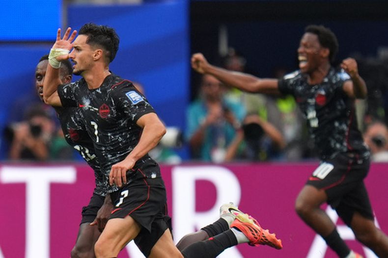 El canadiense Stephen Eustaquio (7) celebra después de anotar el único gol del partido en la victoria de su equipo ante Sudáfrica en los dieciseisavos de final del Mundial, el domingo 28 de junio de 2026, en Inglewood, California. (AP Foto/Manu Fernandez)