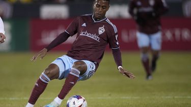 ARCHIVO - Foto del 18 de marzo del 2023, el mediocampista del Colorado Rapids Max Alves en el encuentro de la MLS. El lunes 15 de mayo del 2023, el fiscal de brasil Fernando Cesconetto, que investiga el escándalo de arreglo de partidos, dice que la investigación podría incluir a jugadores en otros países. (AP Foto/David Zalubowski, Archivo)