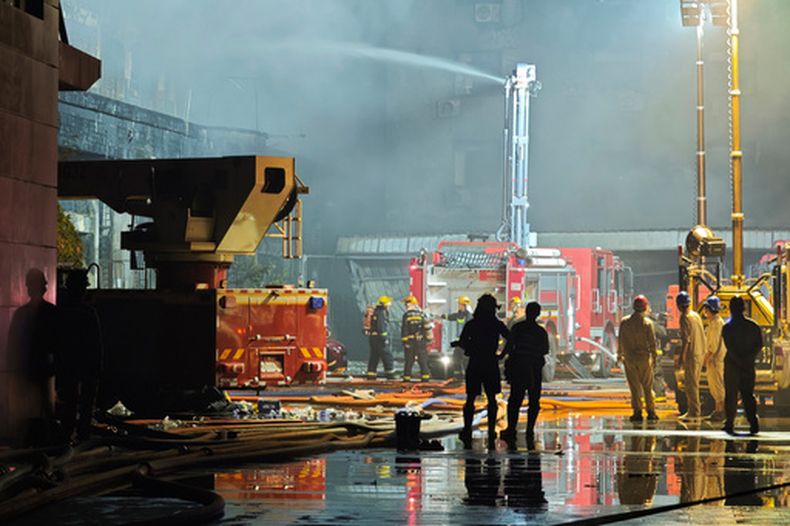 En esta fotografía difundida por la agencia de noticias Xinhua, bomberos combaten un incendio en una fábrica de calzado en la aldea de Jiangtou, provincia de Fujian, en el sureste de China, el jueves 9 de julio de 2026. (Zhou Yi/Agencia de noticias Xinhua vía AP)